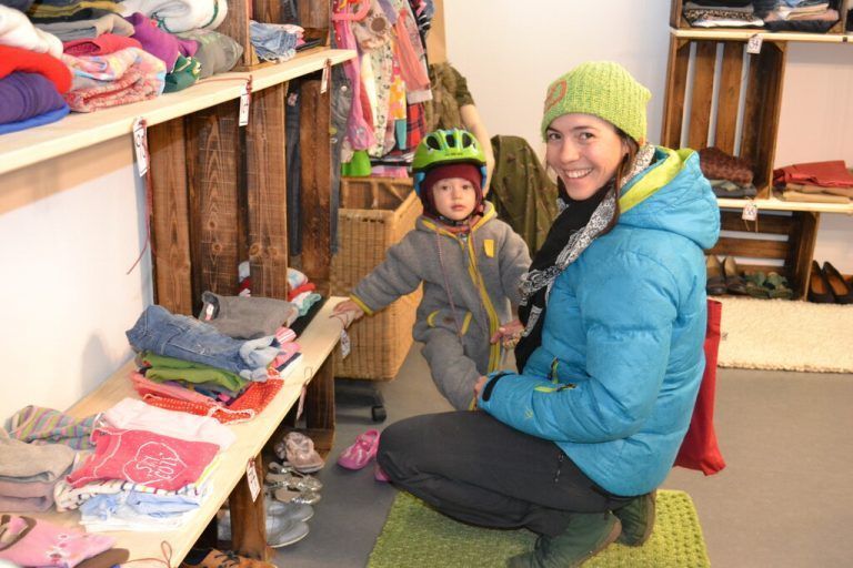 Maria Bitriol mit Töchterchen Raphaela kommt regelmäßig ins TauschlädeleBI