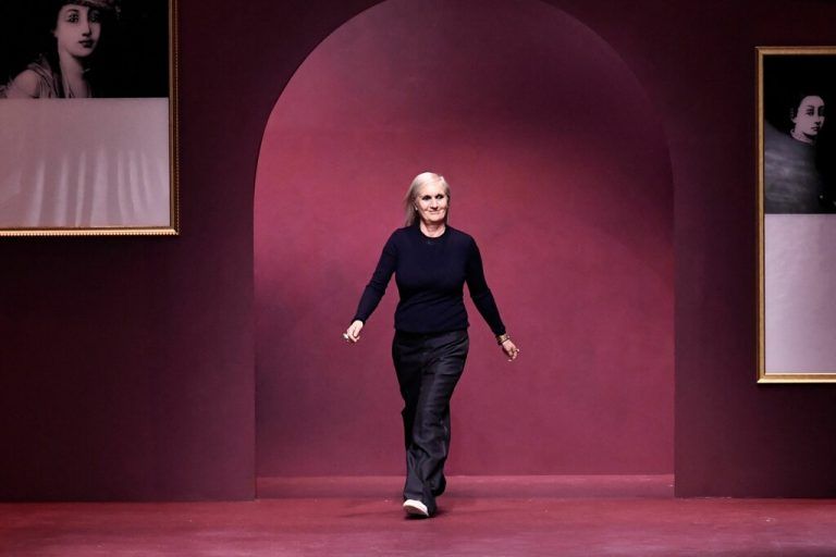 Maria Grazia Chiuri, die italienische Modedesignerin von Christian Dior, bedankt sich am Ende der Modenschau in Paris beim Publikum. AFP