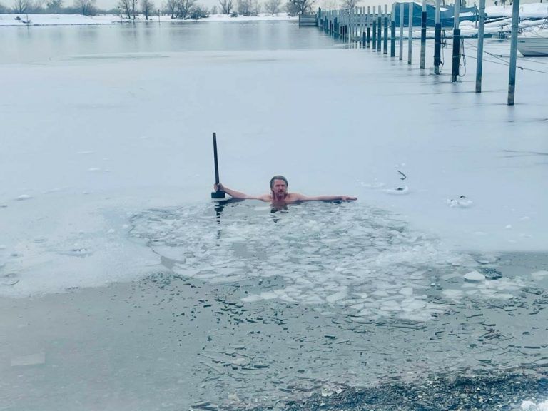 Martin Steurer gönnt sich regelmäßig ein Kältebad im Bodensee.