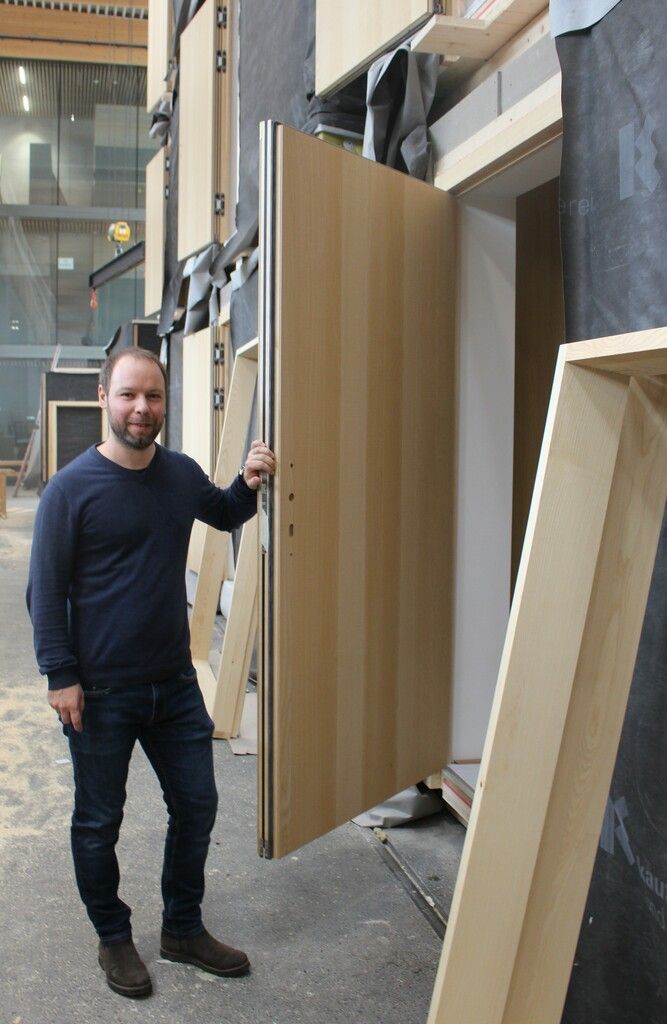 Mathias Kaufmann führt durch die Werkhalle: „Wir sind so gut wie fertig.“