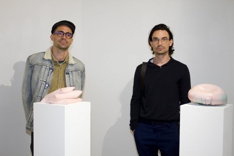 Mathias (l.) und Bernhard Garnitschnig zeigen ihre Arbeiten. franc