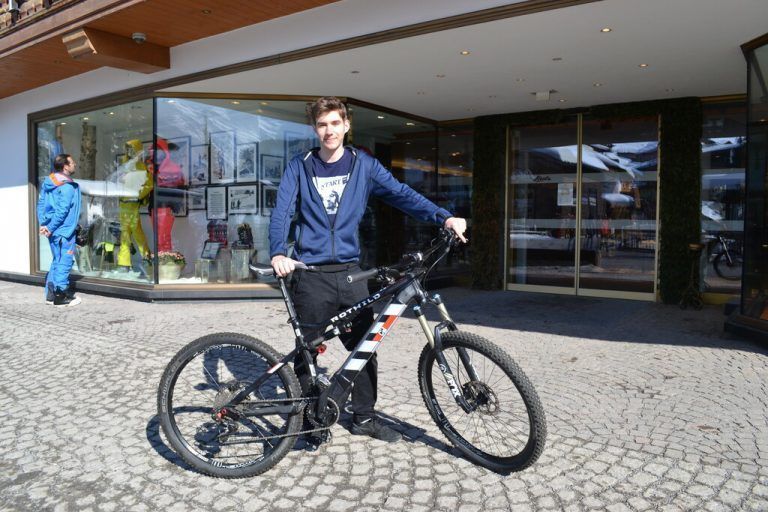 Mattias Jug fährt im Sommer mit seinem E-Bike zur Arbeit.