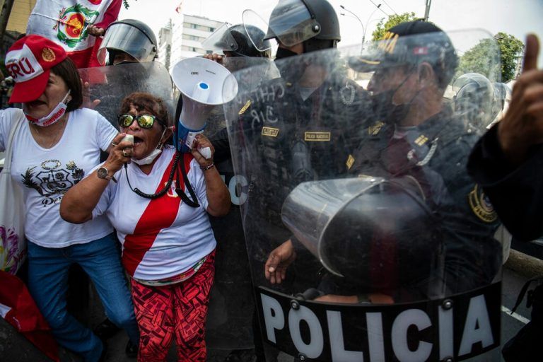 Menschen protestieren vor dem Peruanischen Kongress in Lima gegen Präsident Pedro Castillo. Castillo hat am Montagabend zum zweiten Mal in acht Monaten ein Amtsenthebungsverfahren überstanden. AFP