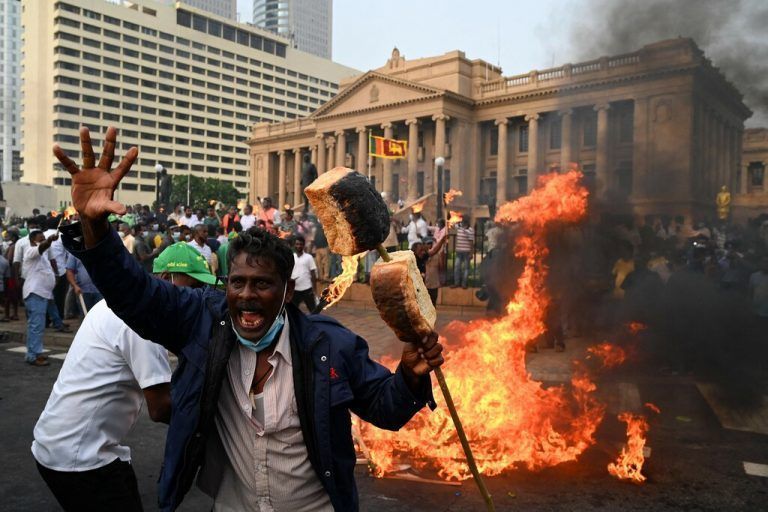 Mit Brot zur Demo: Oppositionelle protestieren in Sri Lanka gegen die steigenden Lebenshaltungskosten. AFP