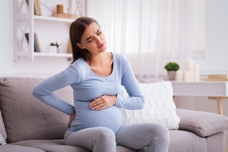 Mit dem wachsenden Gewicht des Kindes steigt auch die Gefahr von Rückenschmerzen.shutterstock