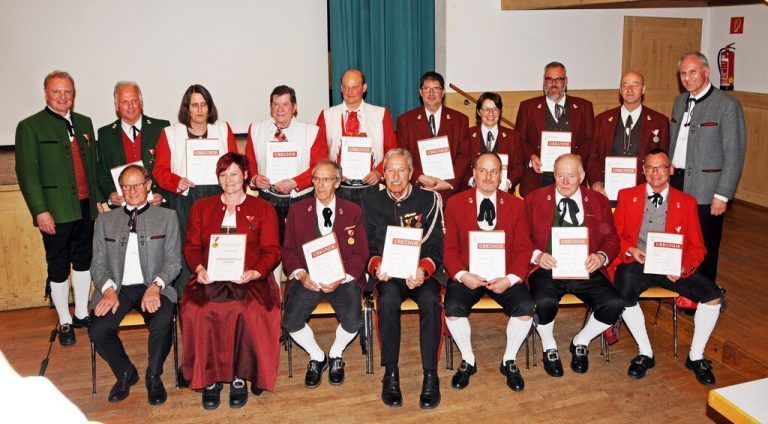 Mit Gold geehrt für 40, 50 und 60 Jahre Mitgliedschaft bei der Blasmusik, mit Landesobmann Wolfram Baldauf, Landeskapellmeister Helmut Geist und Bezirksobmann Christoph Lutz. <span class="copyright">AJK/3</span>