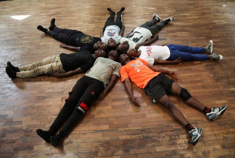 Mitglieder der Tanzgruppe „The Real Boys“ trainieren in Abidjan, Elfenbeinküste, eine Choreografie. Reuters