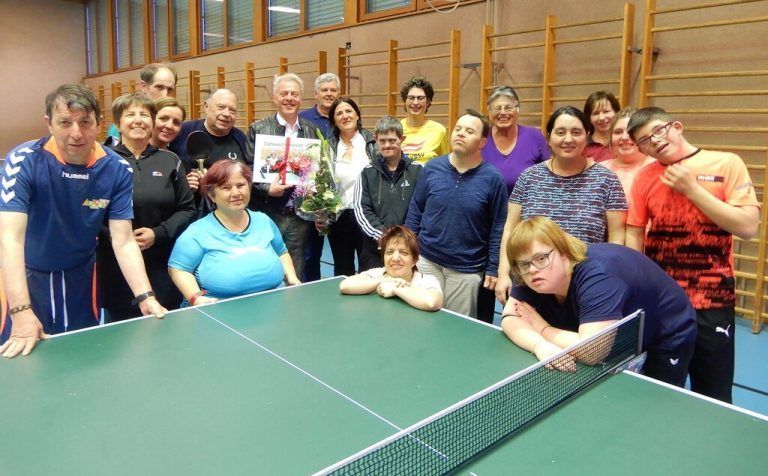 Mitglieder und Funktionäre der Sparte CAPS-Tischtennis bedankten sich beim Ehepaar Zimmermann für die wertvolle Unterstützung.