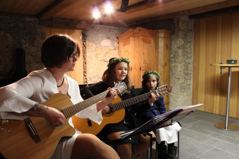 Musizieren mit ihren beiden Töchtern Dorothea und Felia.