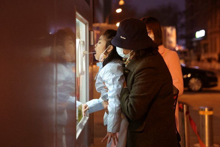 Nach dem Coronaausbruch in Peking wird einem Kind in der chinesischen Hauptstadt ein Rachenabstrich genommen. Reuters