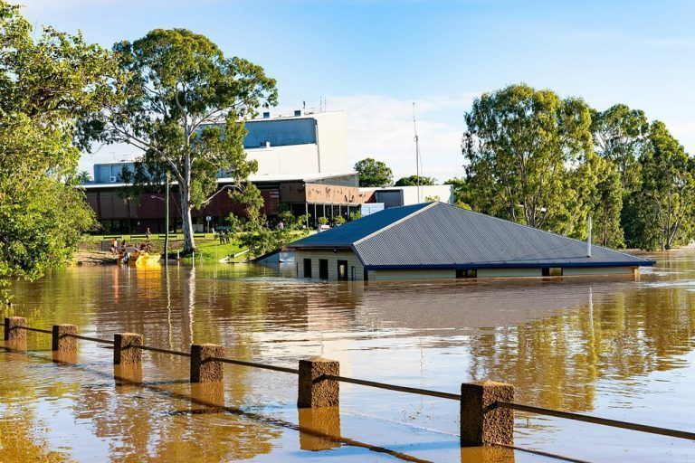 Nach den tagelangen sintflutartigen Regenfällen sind die Pegel im Osten Australiens weiter gestiegen.  afp (2)