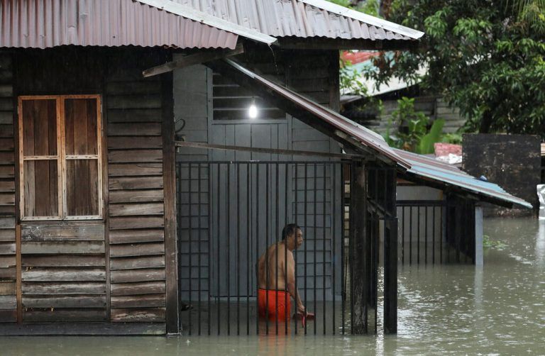 Nach heftigen Regenfällen ist das Haus dieses Mannes in Kuala Lumpur in Malaysia teilweise überflutet. Reuters