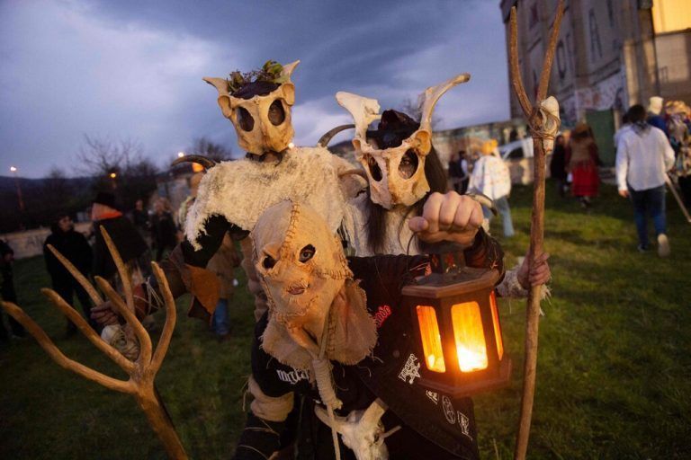 Nachtschwärmer nehmen am Fasching im nordspanischen Dorf Alsasua in der Provinz Navarra teil. AFP/Ander Gillenea