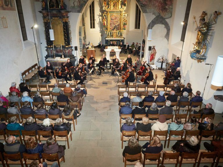 Nicht nur Literarisches wurde in der Alten Kirche geboten. Der Orchesterverein sorgte für die musikalische Umrahmung.