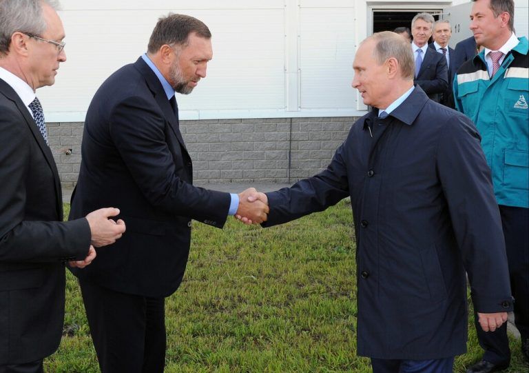 <p class="caption">Oleg Deripaska (l.) gilt als enger Vertrauter des russischen Präsidenten Wladimir Putin.<span class="media-container dcx_media_rtab" data-dcx_media_config="{}" data-dcx_media_type="rtab"> </span><span class="copyright">AP</span></p>