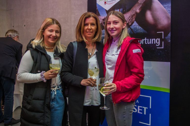 Amanda Salzgeber (links) mit Mama Anita und Schwester Angelina (rechts).
