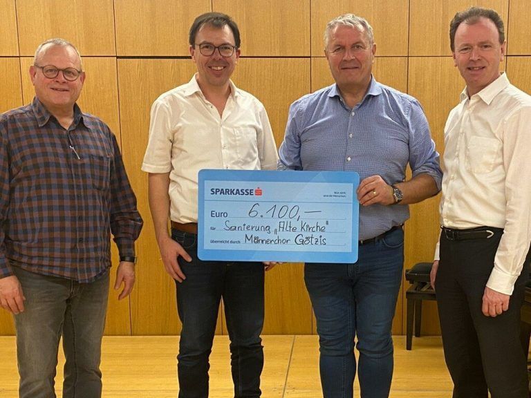Oskar Egle, Gerd Loacker und Kurt Friedrichs bei der Übergabe des Spendenschecks an Dekan Rainer Büchel. Männerchor Götzis