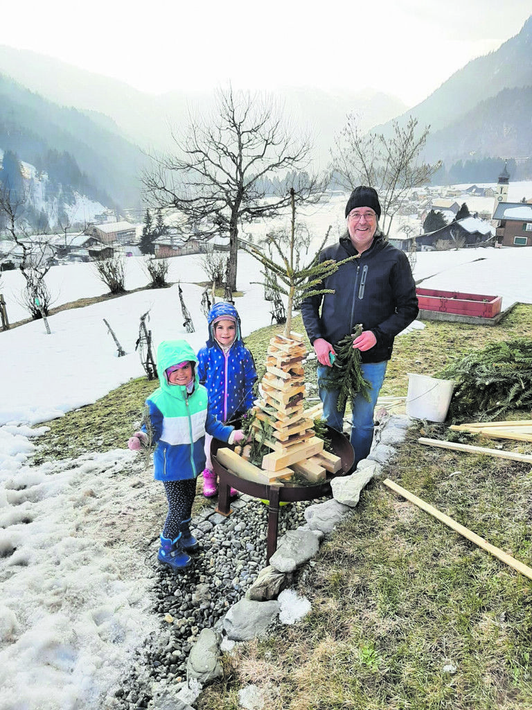 Oswald Wachter freut sich auf mehr Zeit mit seinen Enkeln, hier beim Funkenbau.
