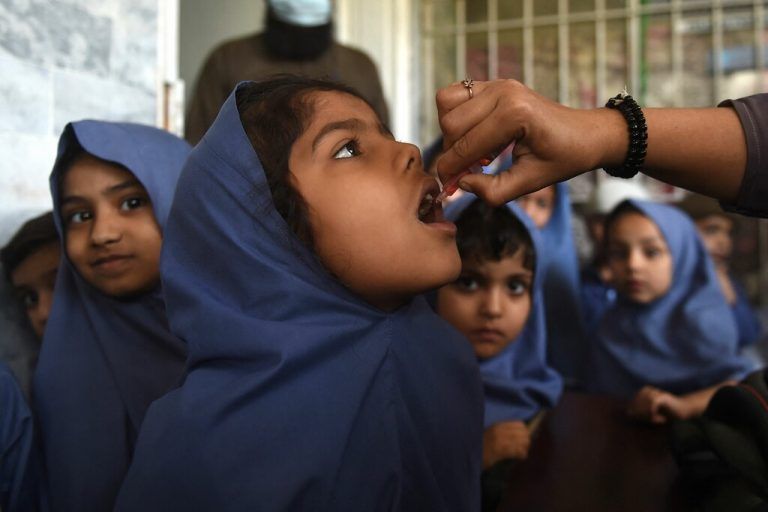 Pakistan macht Fortschritte bei der Polio-Impfung. Diese Schülerin in Karatschi erhielt am Montag ihre Schluckimpfung. AFP/Tabassum