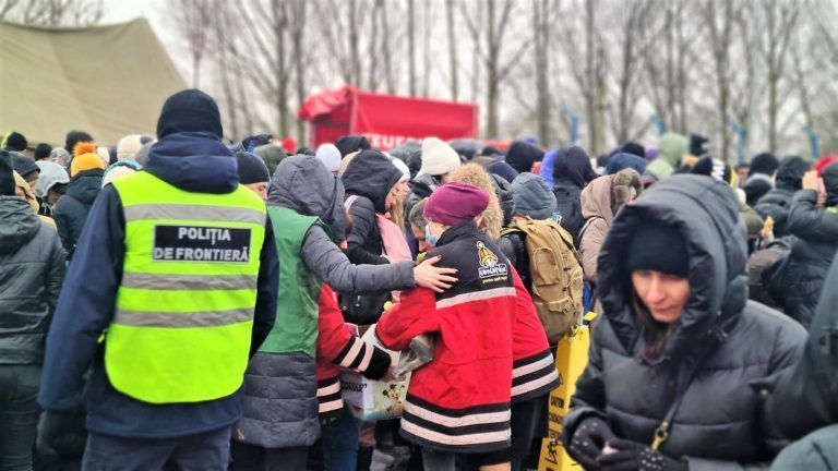 Zahlreiche Flüchtlinge kommen am Grenzübergang in Palanca an. <span class="copyright">Concordia Sozialprojekte</span>