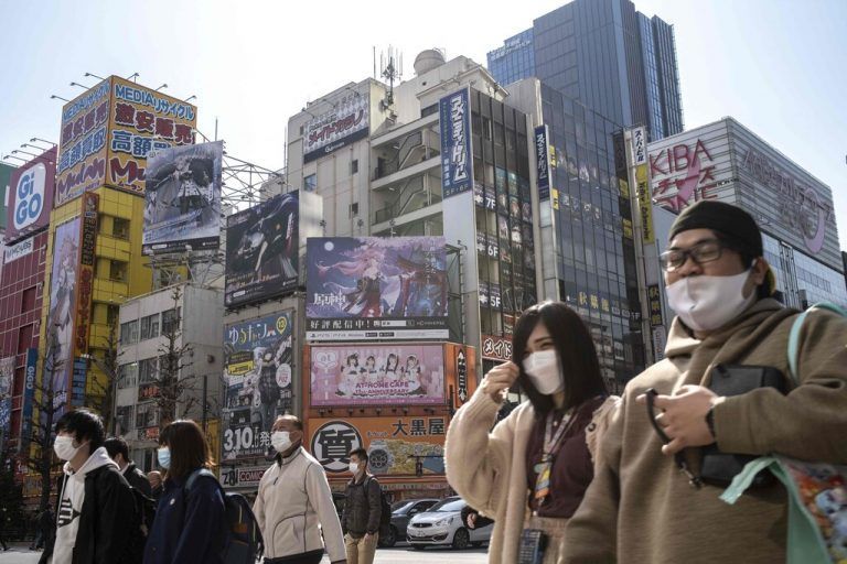 Passanten überqueren eine belebte Straße im berühmten Einkaufsviertel Akihabara in Tokio, Japan. AFP