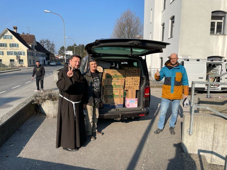 Pater Johannes aus Schoppernau organisiert eine Fahrt mit einem weiteren Minibus.
