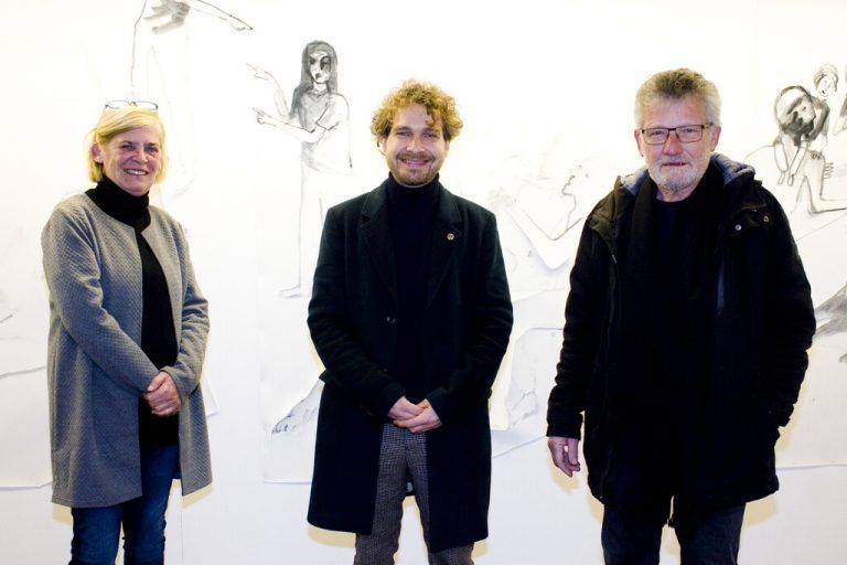Präsentieren Arbeiten auf Papier: Künstler Lorenz Helfer (M.) mit den Galeristen Andrea und Franz Romagna. Franc