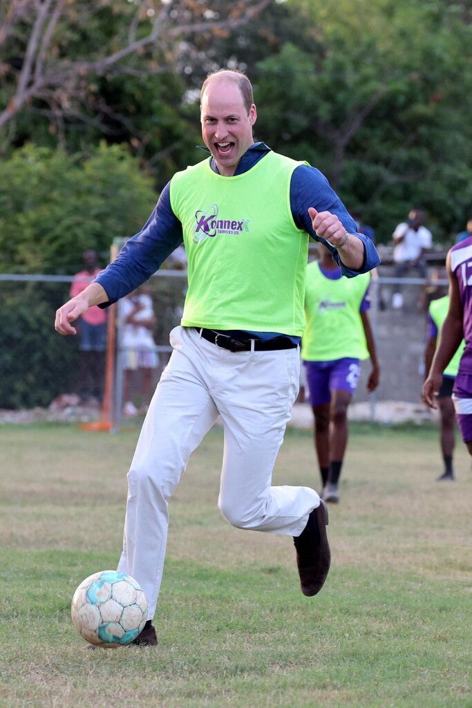 Prinz William kickt mit Fußballstar