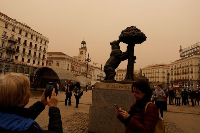 Sahara-Sand hat auch in der spanischen Hauptstadt Madrid für besondere Lichtverhältnisse gesorgt. reuters