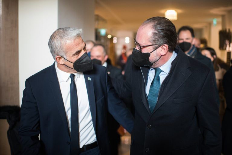 Schallenberg (r.) wird sich mit seinem israelischen Amtskollegen Lapid treffen.BMEIA