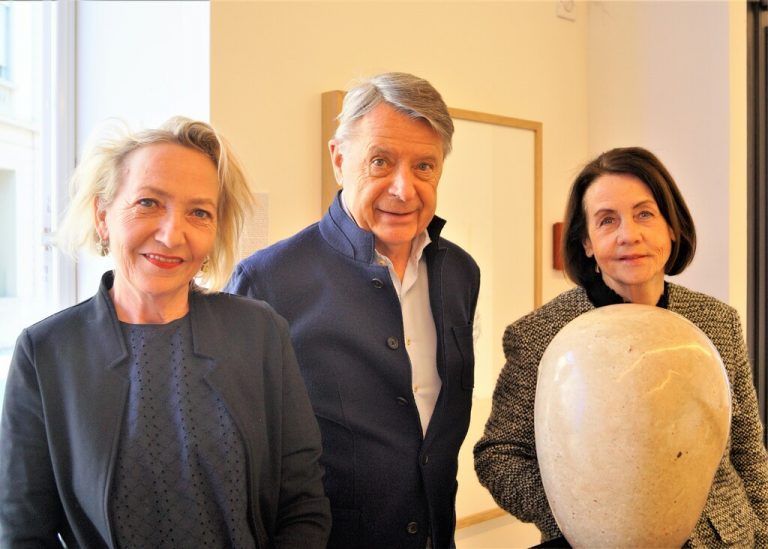 Silvia Janschek mit dem Galeristenpaar Herbert und Elke Alber.