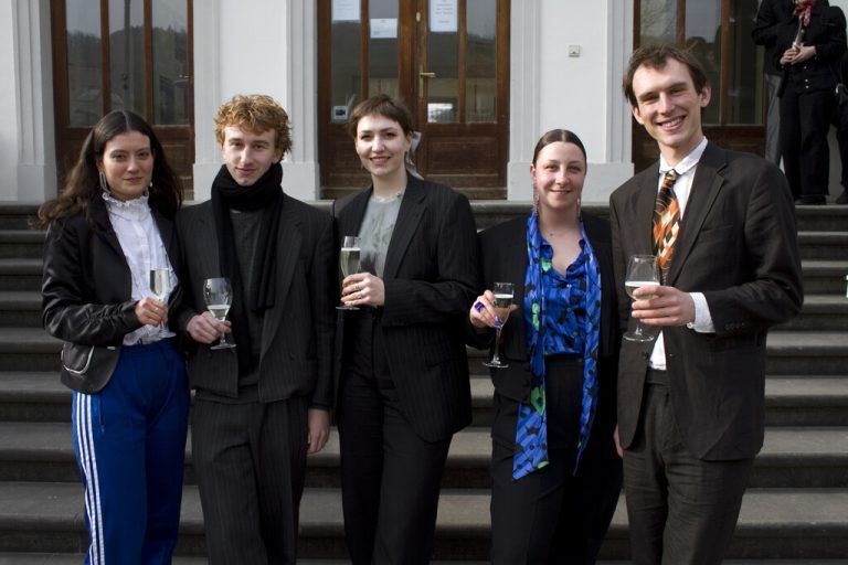 Sophia Davislim, Nico Schleicher, Mariella Lehner, Maria Hummer und Rasmus Richter beim Opening. franc