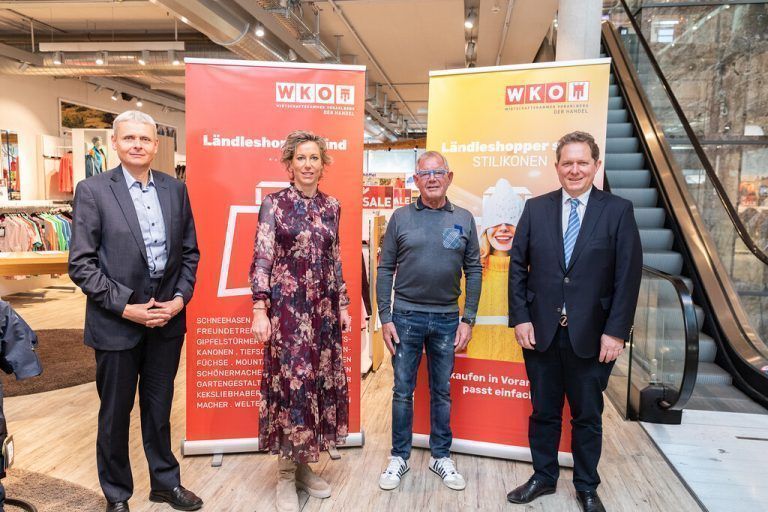 Sparten-GF Michael Tagwerker, Obfrau Carina Pollhammer, Erhard Fischer (Intersport) und Peter Voithofer (Economica). wkv/Mauche