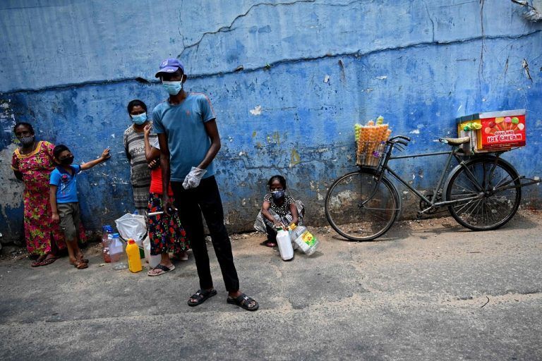 Sri Lanka steckt in einer tiefen Wirtschaftskrise. Vor Tankstellen bilden sich immer wieder lange Schlangen. Der Inselstaat ist stark verschuldet und hat auch deshalb Schwierigkeiten, wichtige Güter wie Lebensmittel, Medikamente, Gas und Treibstoff einzuführen. AFP