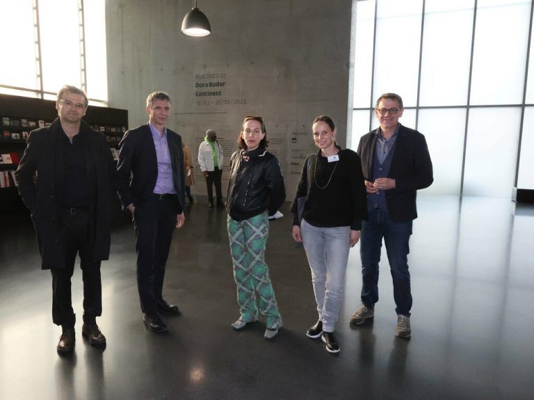 Stefan Wagner, Dir. Thomas D. Trummer, Künstlerin Dora Budor, Kunstvermittlerin Kerstin Helfrich und Abgeordneter Christoph Thoma. AME