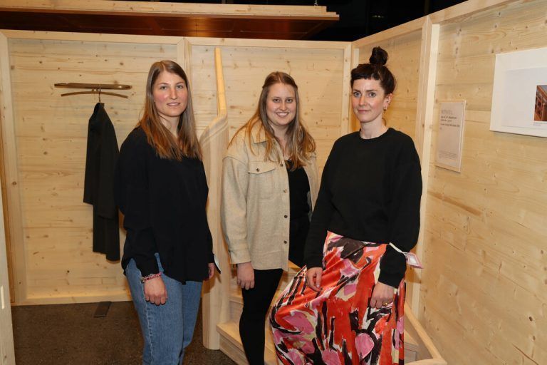 Studentinnen Sophia Dörflinger und Nina Lässer mit Katharina Kleiter.