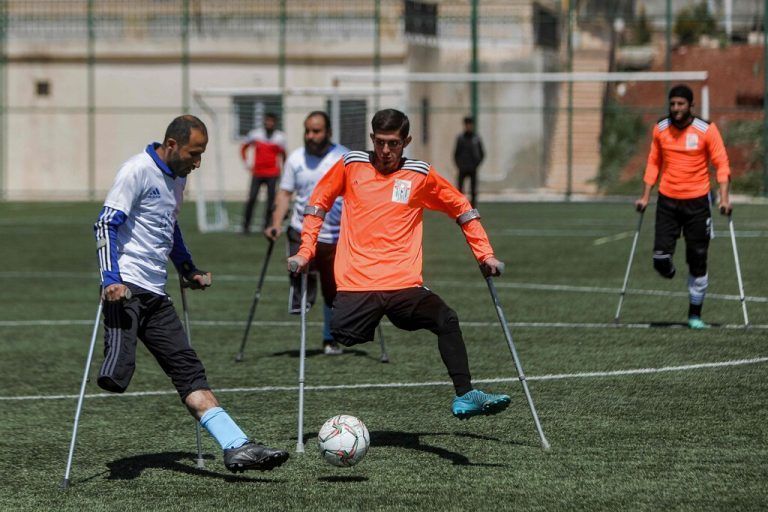 Syrische Kriegsopfer nehmen an einem von Hilfsorganisationen organisierten Fußballturnier in der Stadt Afrin teil.  AFP