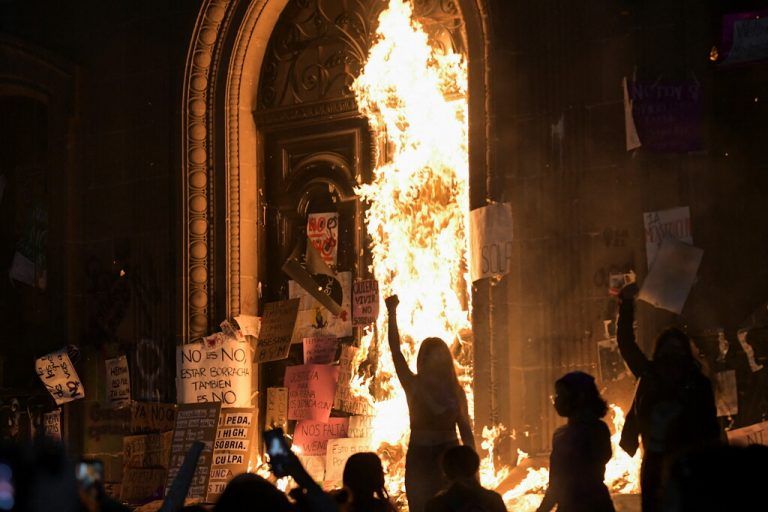 Teilnehmende eines Protestzugs haben am Internationalen Frauentag im nordmexikanischen Monterrey Feuer am Regierungspalast gelegt. Reuters