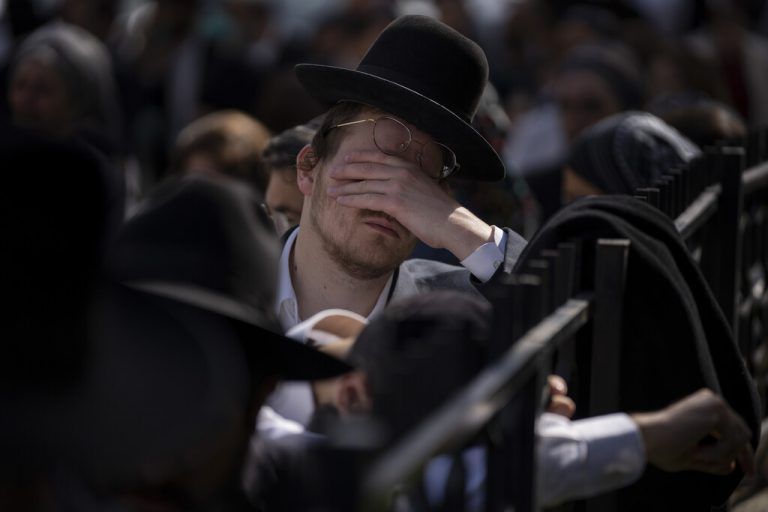 Trauer in Israel: Ein 27-jähriger Palästinenser hat am Dienstag in Bnei Brak bei Tel Aviv fünf Menschen erschossen. Für Israel war es die blutigste Woche seit 16 Jahren. Bei drei Anschlägen kamen elf Menschen ums Leben. AP