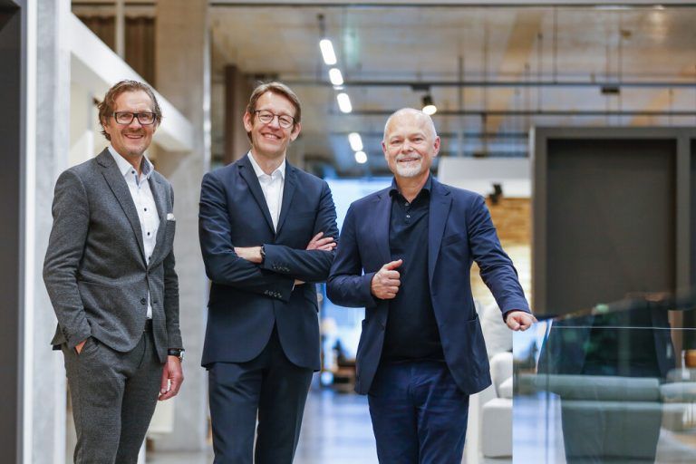Tschabrun-Chef Manfred Bauer, Weiler Möbel-Geschäftsführer Christoph Erath und Reiter Design-Boss Harald Künzle (v.l.). FA