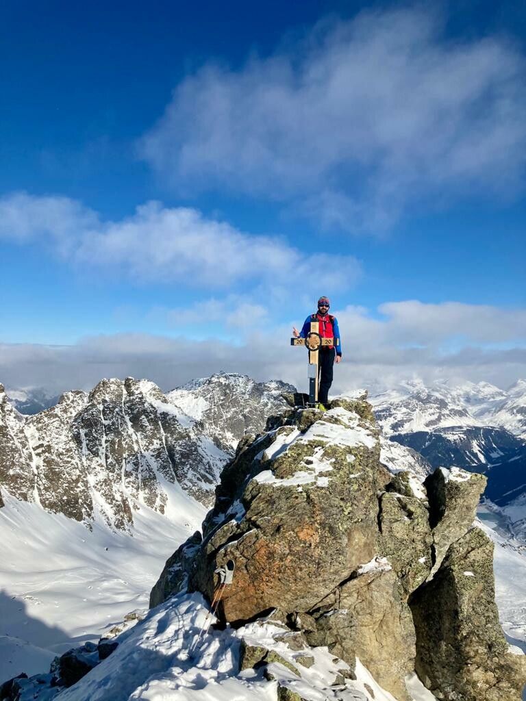 Tschofen erklimmt gerne Berge. Hier steht er auf dem Gipfel des Piz Buin.