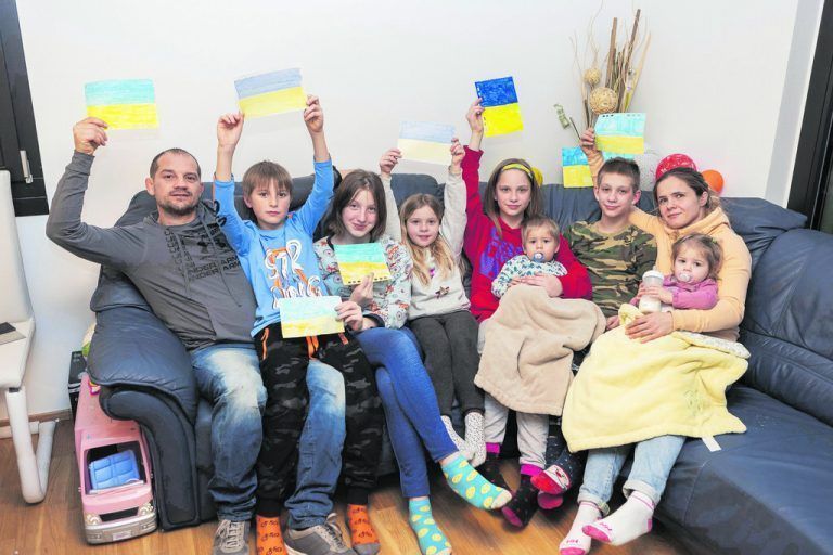 Über Nacht wuchs die bislang fünfköpfige Familie Markotenko in Götzis um vier Kinder. Vitaly Markotenko holte seine Neffen und Nichten an der ungarisch-ukrainischen Grenze ab.VN/RP
