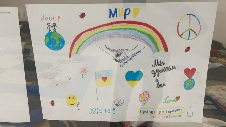 In Zeichnungen verarbeiten die Kinder aus der Ukraine ihre Erlebnisse.
