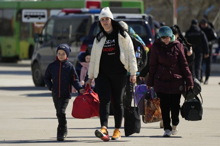 Ukrainische Kriegsflüchtlinge kommen über die Grenze nach Moldau. AP
