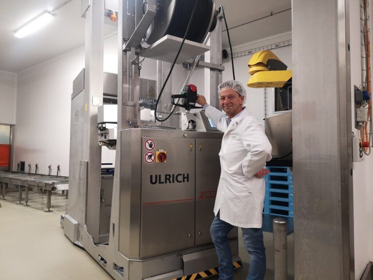 Ulrich Gärtner mit dem Käseroboter, der nach ihm benannt wurde.