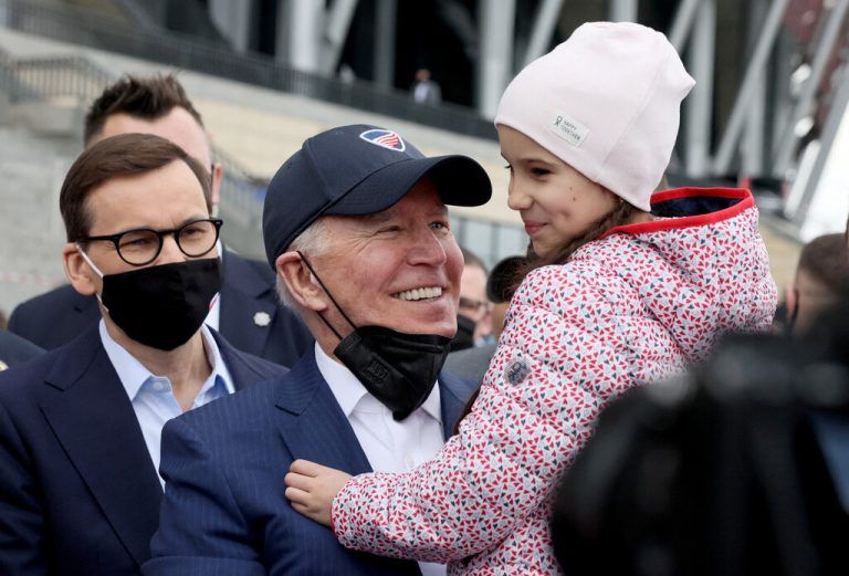 US-Präsident Joe Biden hat auf seiner viertägigen Reise durch Europa auch ukrainische Flüchtlinge in Warschau besucht. REUTERS