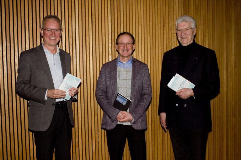 Verleger Gottfried Kompatscher (l.), Herausgeber Klaus Gasperi und Autor Rudolf Bischof mit dem neuem Buch. franc