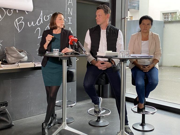 Marte (ÖVP), Moosbrugger (damals Neos) und Schoch (Grüne) traten mit Vorwürfen gegen Judith Reichart an die Öffentlichkeit, die sich als haltlos erwiesen. VN