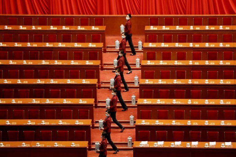 Vor Beginn des alljährlichen Treffen des Nationalen Volkskongresses in der chinesischen Hauptstadt Peking wird Tee vorbereitet. Reuters