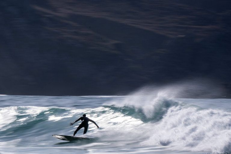 Vor der Küste Plogoffs im Westen Frankreichs reitet ein Surfer auf einer Welle. AFP
